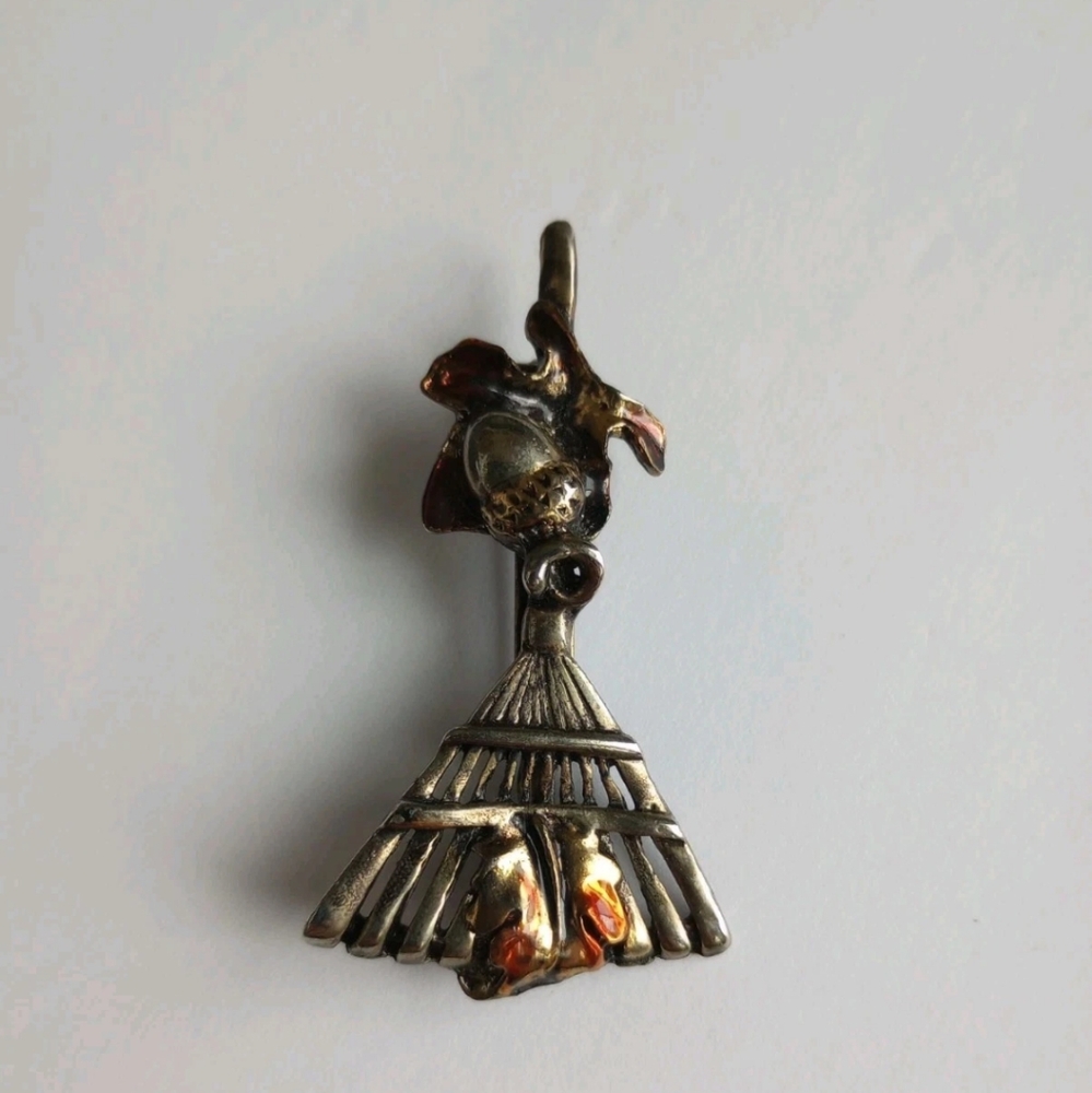Vintage Unsigned Gold Tone Autumn Fall Rake Leaves Brooch Pin Acorn